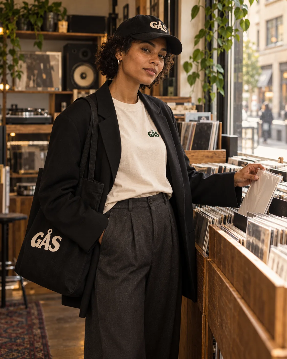 Stylingkoncept: GÅS-keps, t-shirt och tygkasse i en skivbutik.